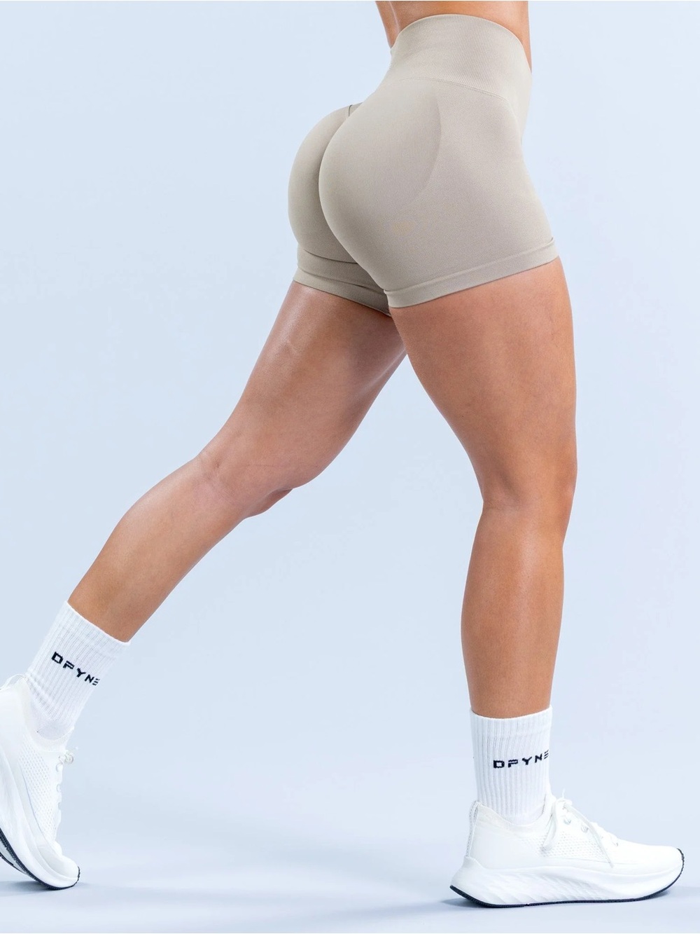 High-Waist Seamless Shorts in Taupe — DFYN Hannah Pearson - Picture 2 of 3